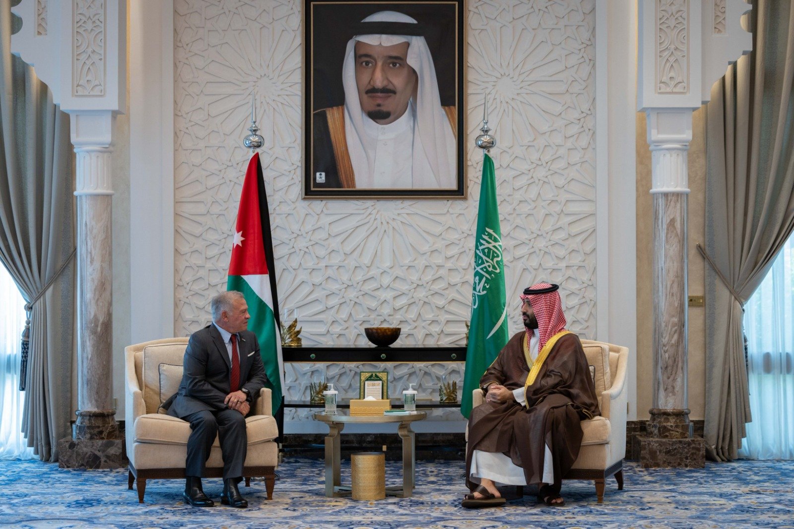 الملك يلتقي ولي العهد السعودي بمدينة نيوم