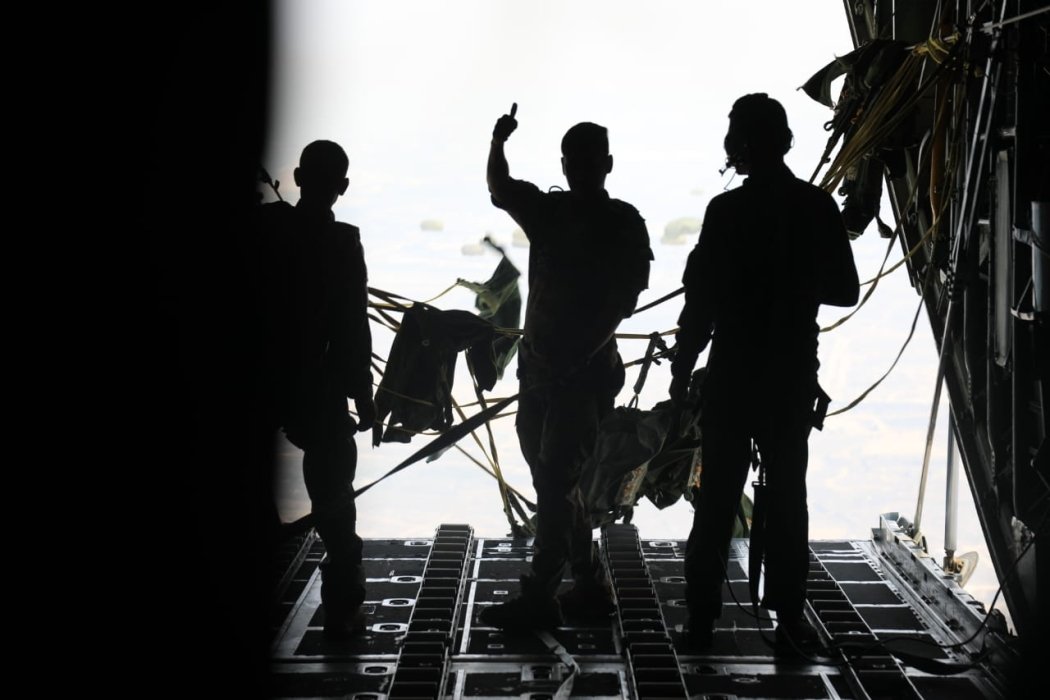 القوات المسلحة تنفذ إنزالات جوية جديدة على قطاع غزة