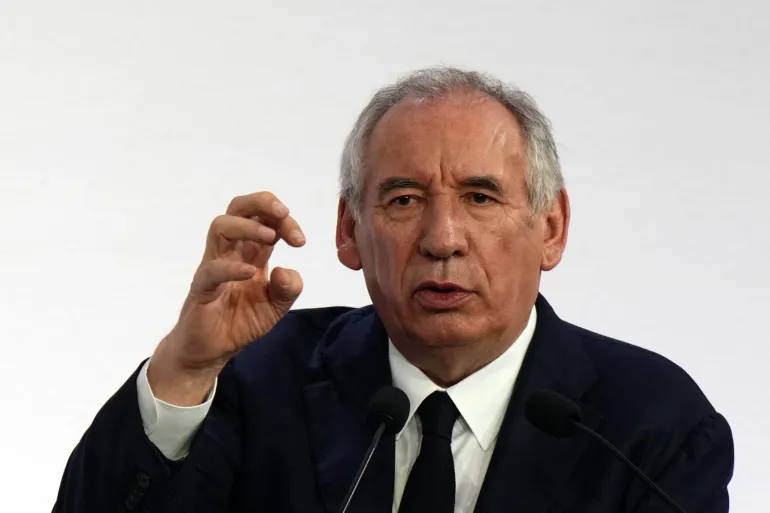 حكومة فرنسا تواجه خطر الانهيار الشهر المقبل