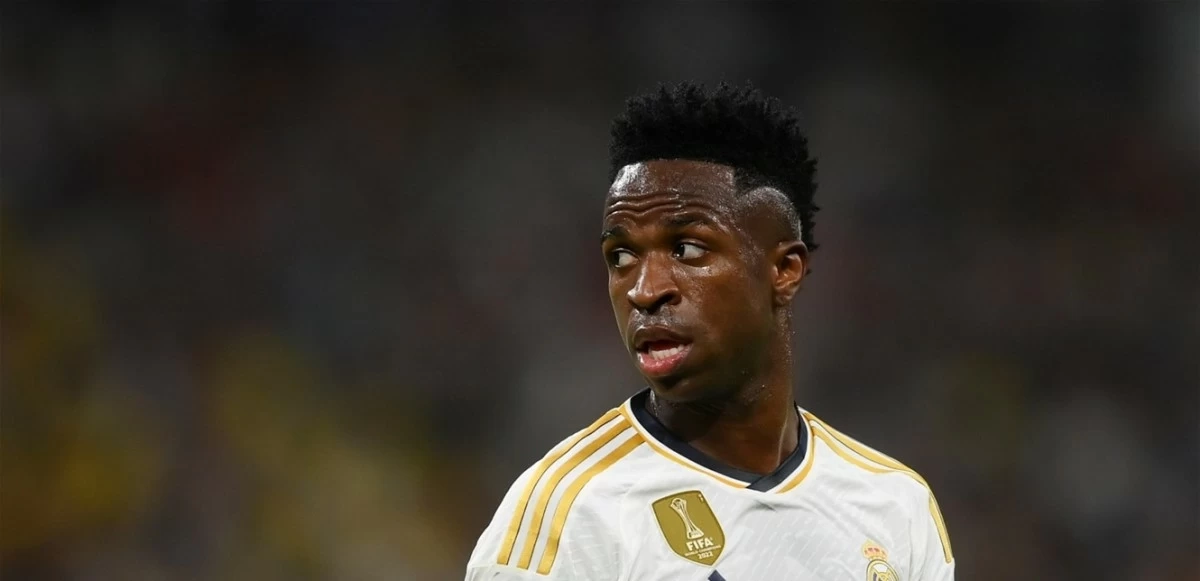 فينيسيوس جونيور يعلن ارتباطه رسمياً