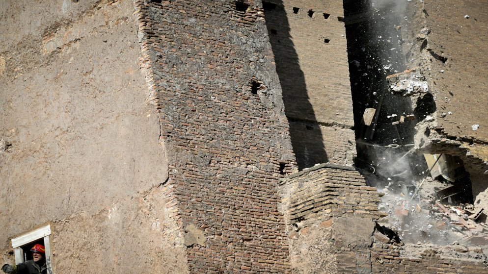 انهيار جزئي لبرج من العصور الوسطى في روما