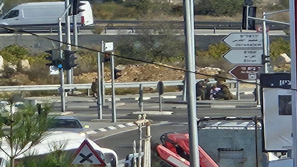 مقتل مستوطن وإصابة آخرين بعملية دهس وإطلاق نار