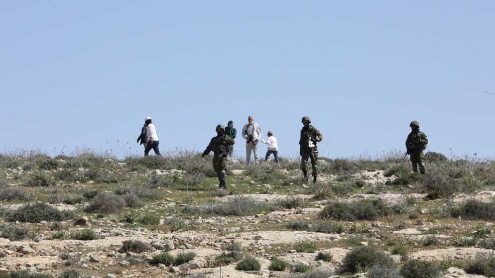 مستوطنون يعتدون على عائلة فلسطينية في الخليل