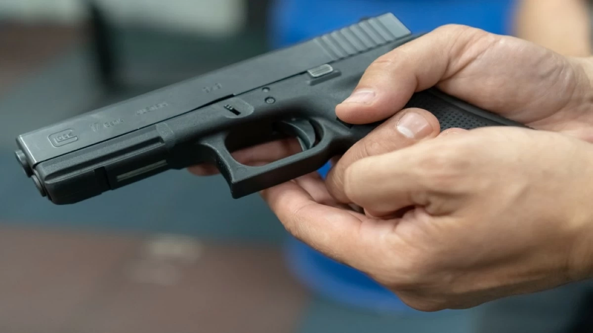 تهديد لاعب في الدوري الإنجليزي بمسدس