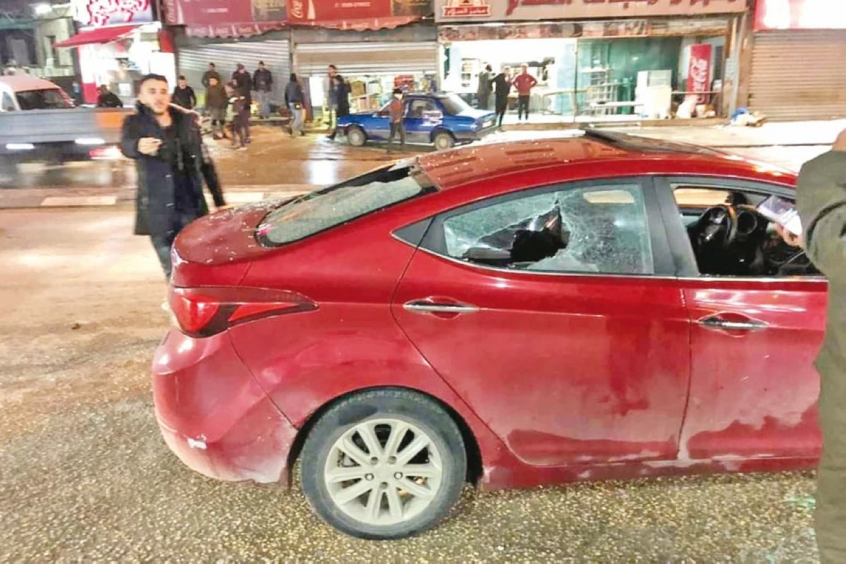 مستوطنون يهاجمون مركبات مواطنين فلسطينيين