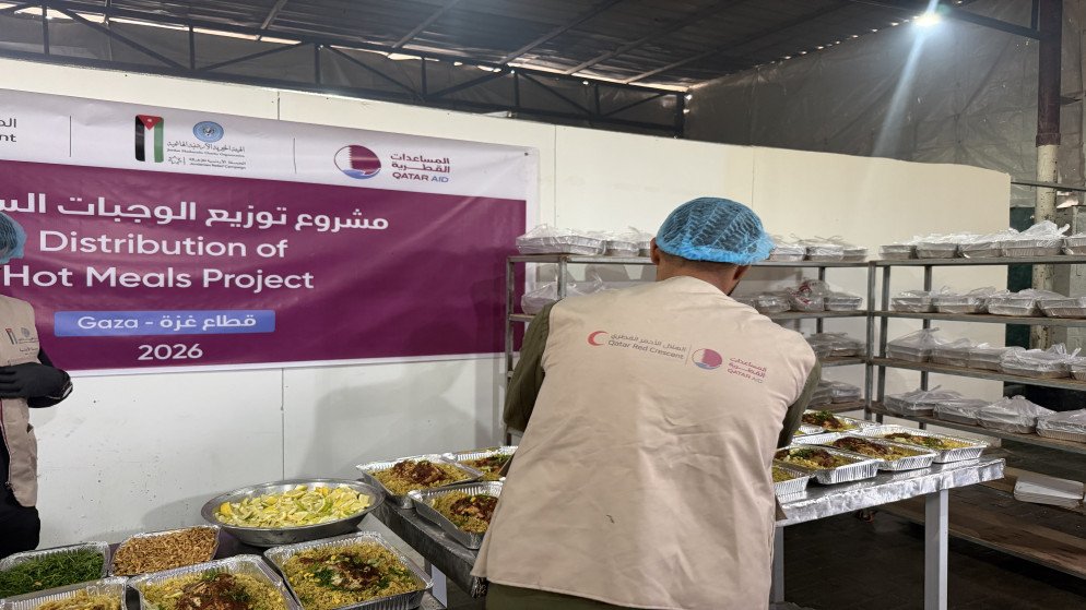 توزيع وجبات طعام في شمال قطاع غزة عبر الشراكة الأردنية القطرية