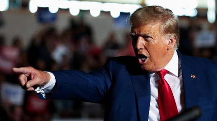 ترامب يهدد حلفاء أوروبا برسوم جمركية للضغط على شراء غرينلاند