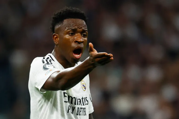 أرقام فينيسيوس في تراجع منذ ضياع الكرة الذهبية