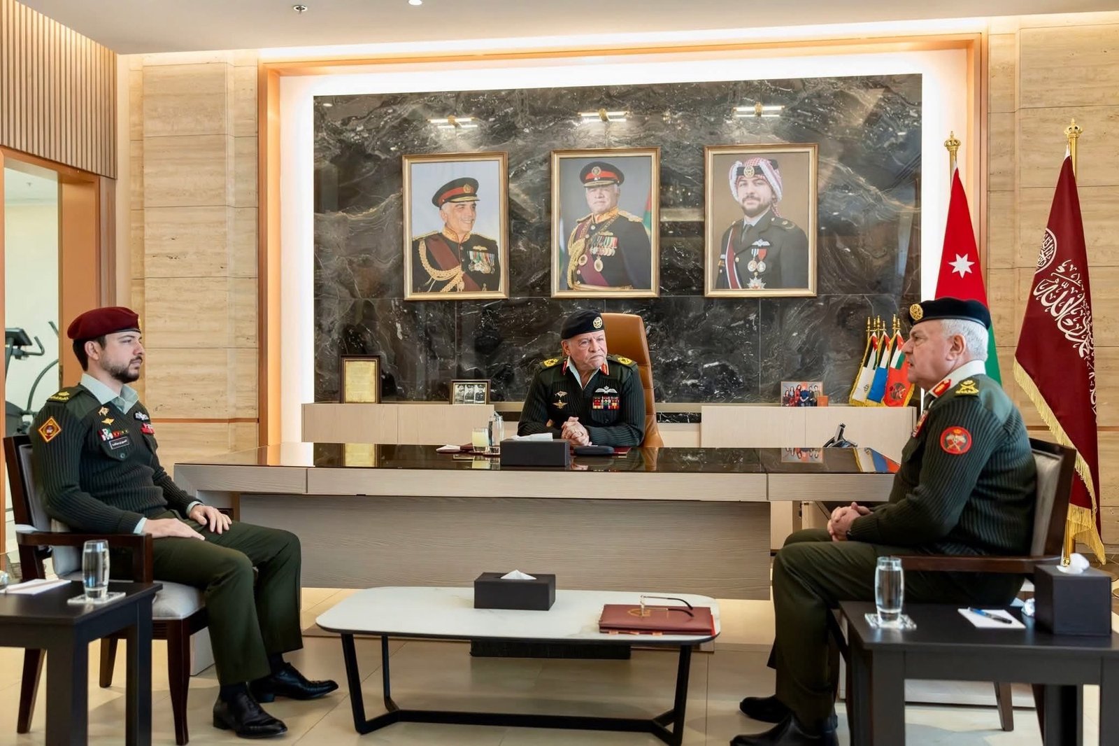 جلالة الملك، يرافقه سمو ولي العهد، يزور القيادة العامة للقوات المسلحة