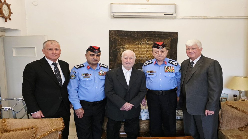 “الأمن العام” تكرّم الرائد المتقاعد رقم (650) سعد الدين هاكوز البالغ من العمر (98) عاماً