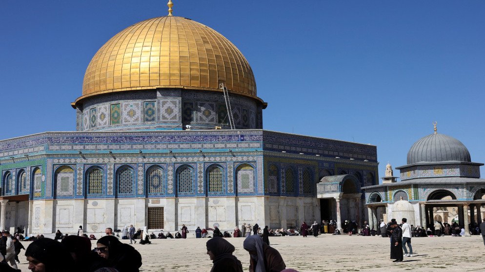 80 ألف مصلّ يؤدون أولى جمع رمضان في المسجد الأقصى رغم القيود المشددة