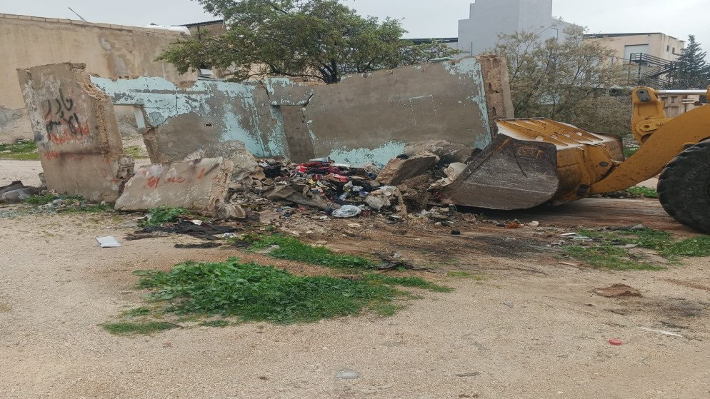 بلدية إربد تزيل بناء مهجورًا يشكل مكرهة صحية