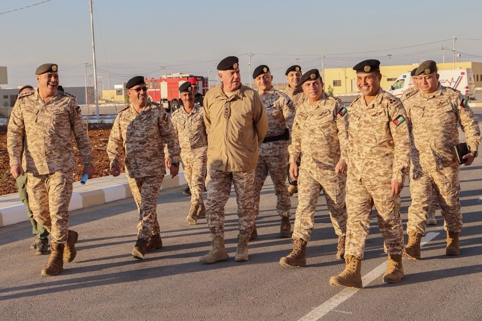 اللواء الركن الحنيطي يتفقد مشاريع إنشائية في لواء الأمير الحسن بن طلال المدرع/60 ويشارك مرتبات مجموعة الأنظمة المسيرة وجبة الإفطار