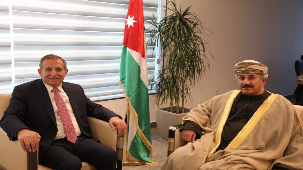 وزير الزراعة يؤكد ضرورة العمل على تسهيل انسياب السلع مع سلطنة عمان