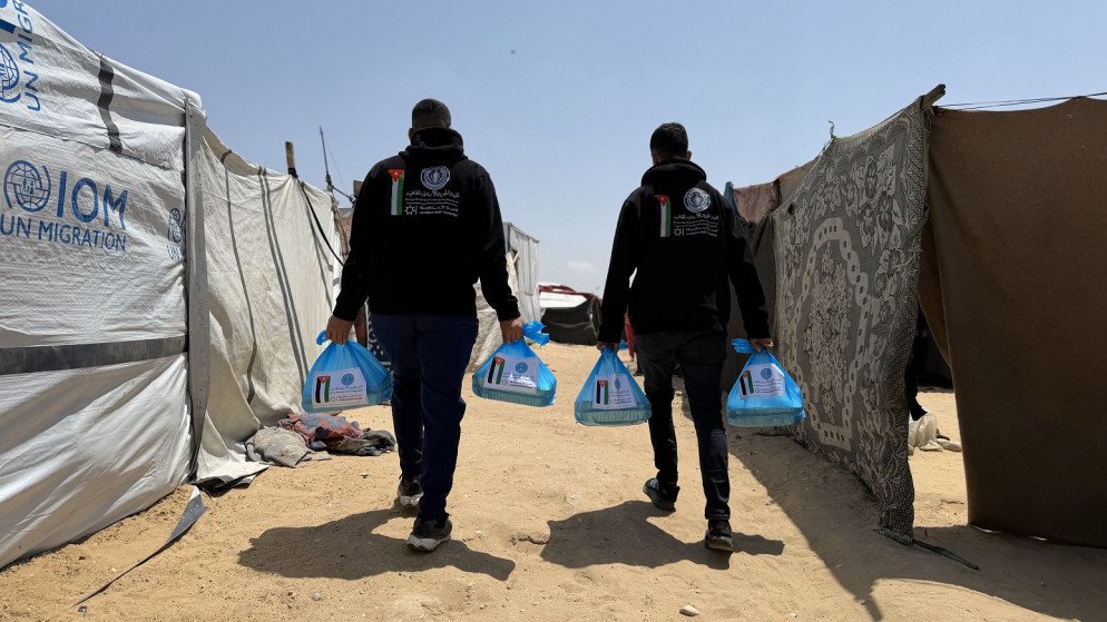 الحملة الأردنية والهيئة الهاشمية توزعان وجبات ساخنة في مواصي خان يونس